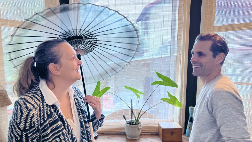 「京都は日本の伝統工芸品と日常品の両方が同時に混在していて、ショッピングが楽しかったです」と語るフランス人夫婦の自宅を訪ねた。2人が初めて出会ったのは５歳の時、とにかく仲が良い（筆者撮影）