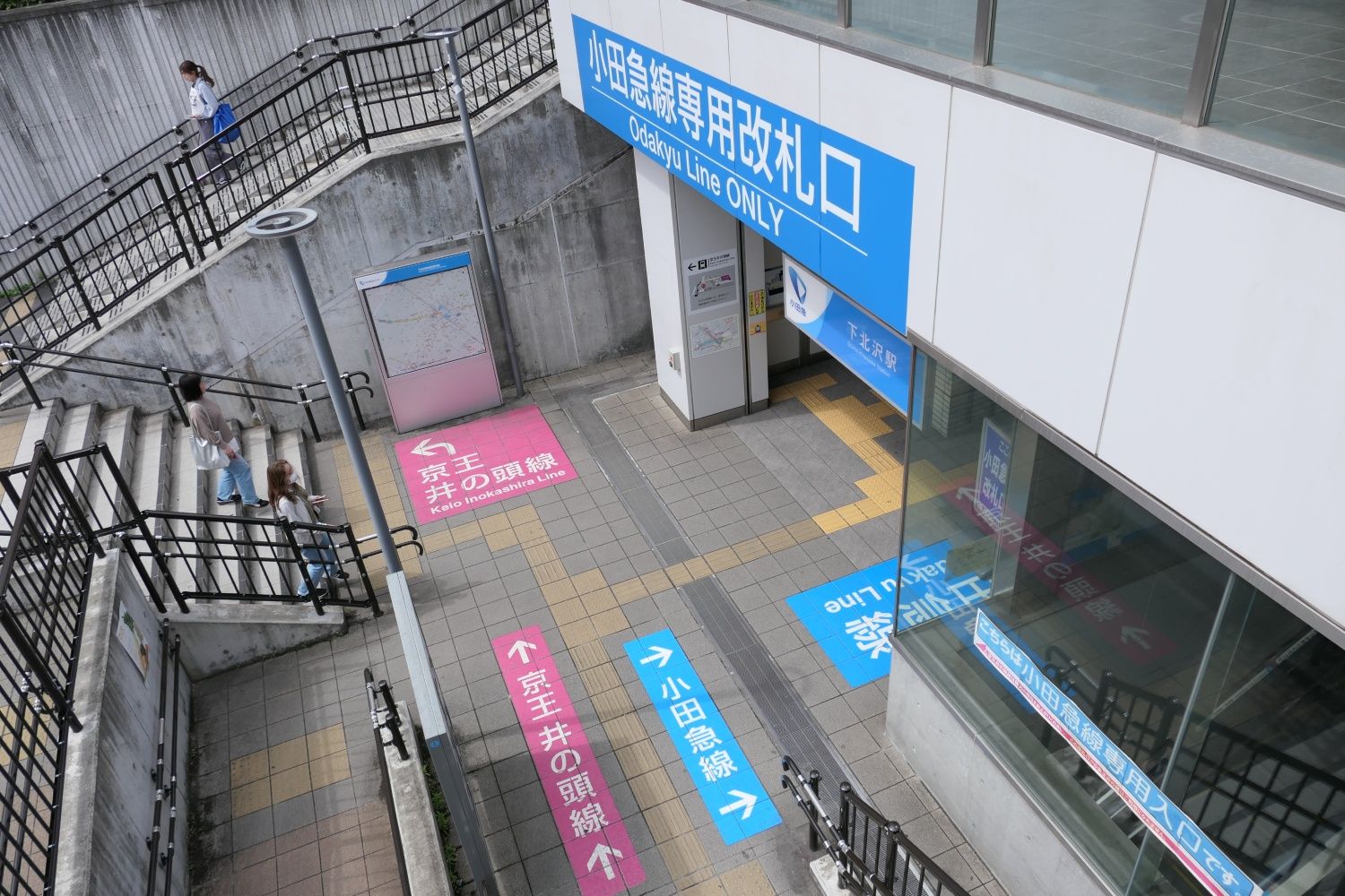 小田急下北沢駅の南西口（記者撮影）