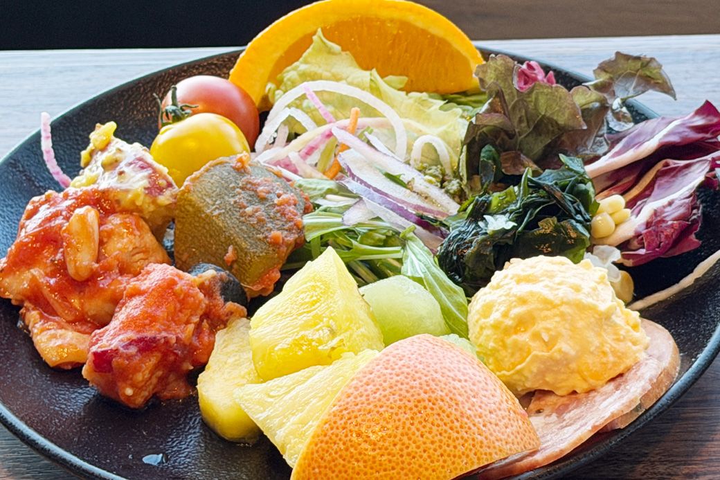 ビュッフェの前菜、サラダ、フルーツを取り分け（写真：筆者撮影）