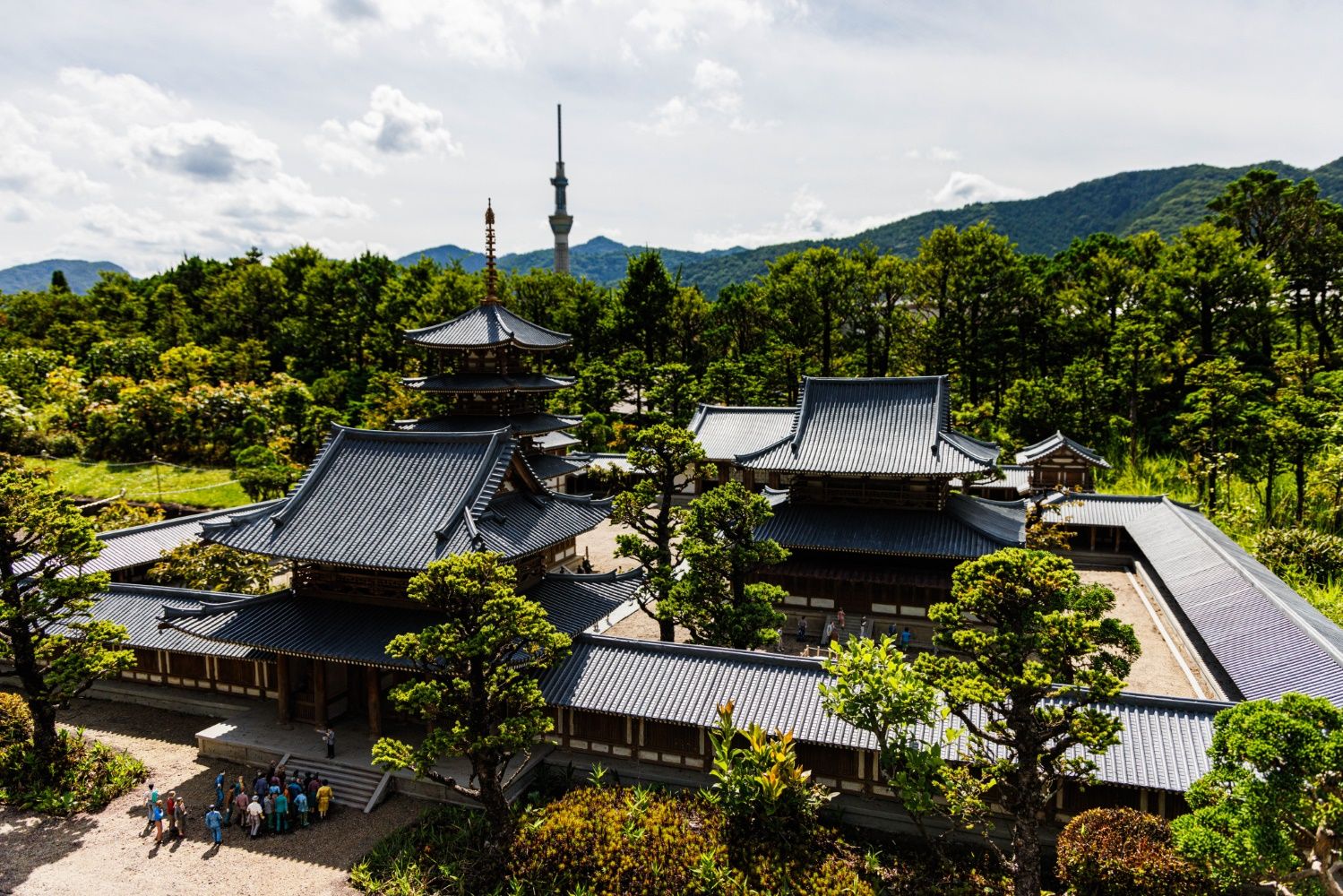 法隆寺の向こうにちらりと見えるスカイツリー（撮影：鼠入昌史）