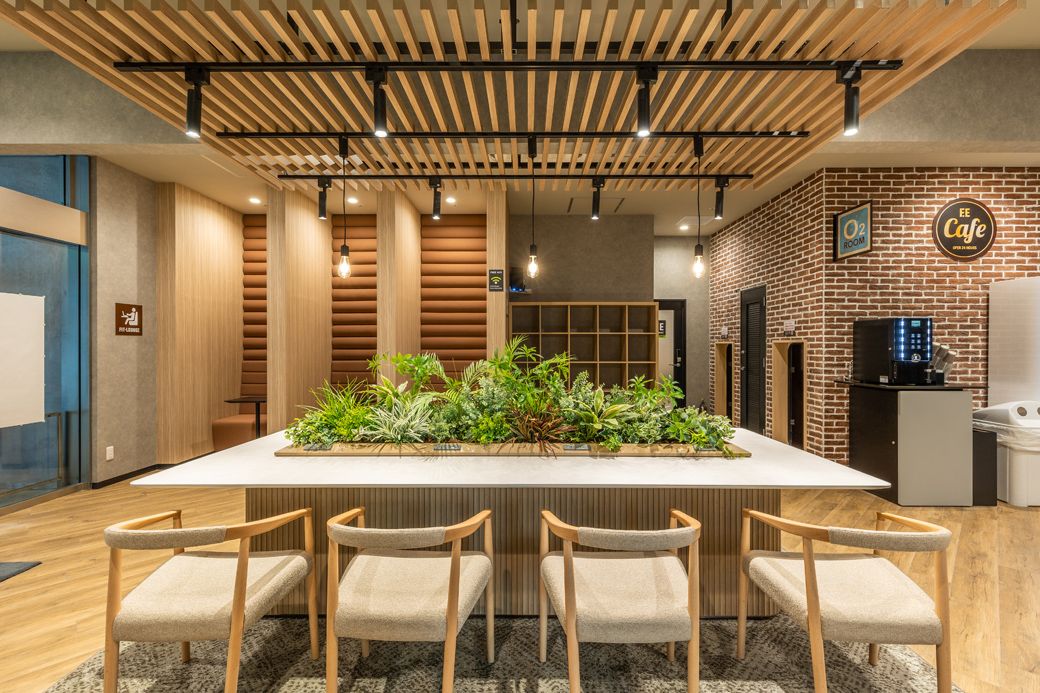 コワーキングスペースでは休憩からパソコン仕事、勉強している人まで。電源やWi-Fiも完備（写真：フィットイージー提供）