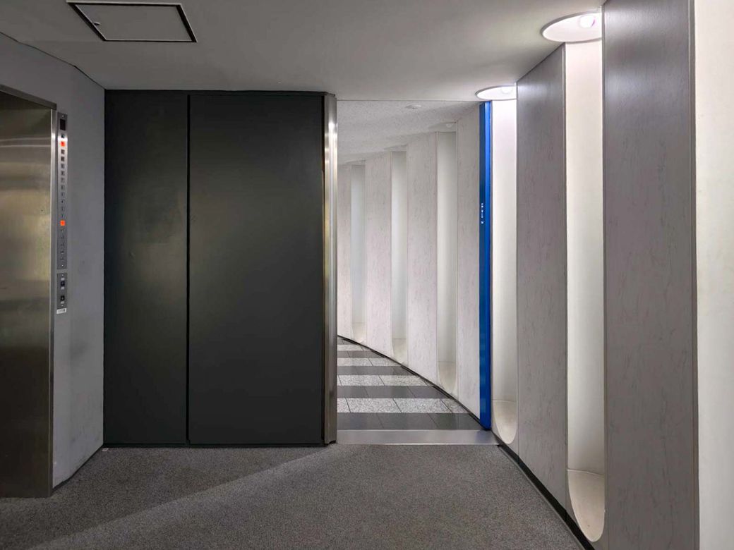 円筒内の外側はトイレになっており、壁の隙間から自然光が差し込む。円弧状の配置のため入り口からは中が見通せない設計になっている（筆者撮影）