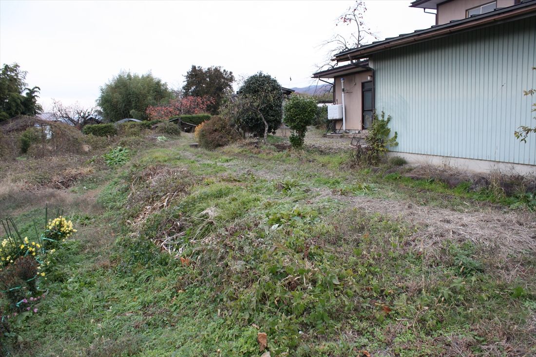 半郷～金瓶：区画整理があまり行われていない場所では線路敷地がそのまま未舗装の田舎道に変化している部分がわずかに残る（筆者撮影）