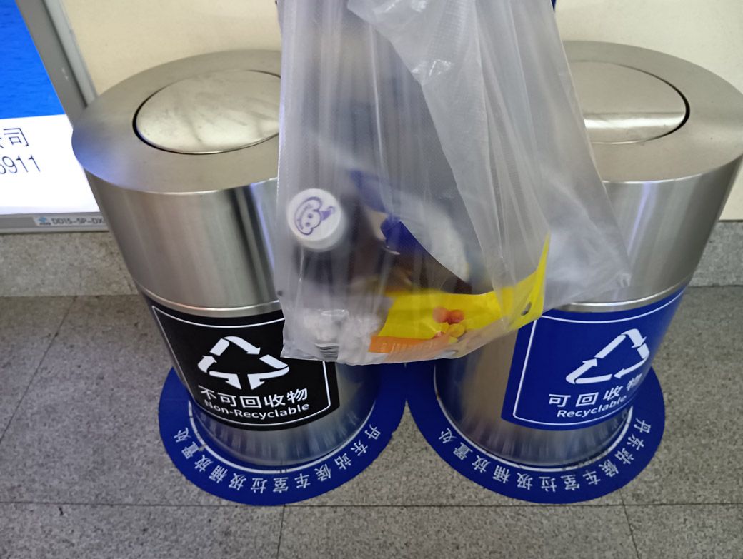 北朝鮮の商品を日本に持ち込むことは厳格に禁止されている。よって食べ残した分は現地のゴミ箱に捨てました（写真：筆者撮影）