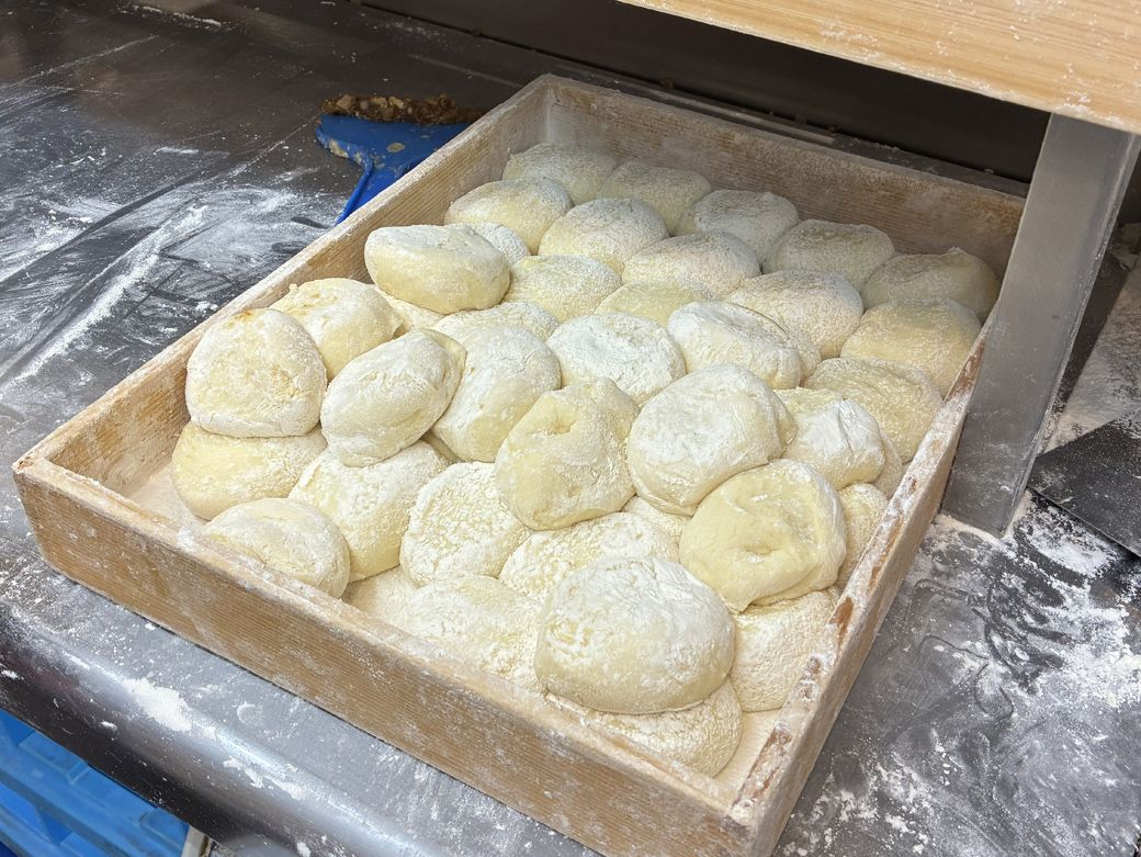 豚まんを包むために小分けにされた生地。材料は小麦粉、イースト、砂糖、水のみ（筆者撮影）