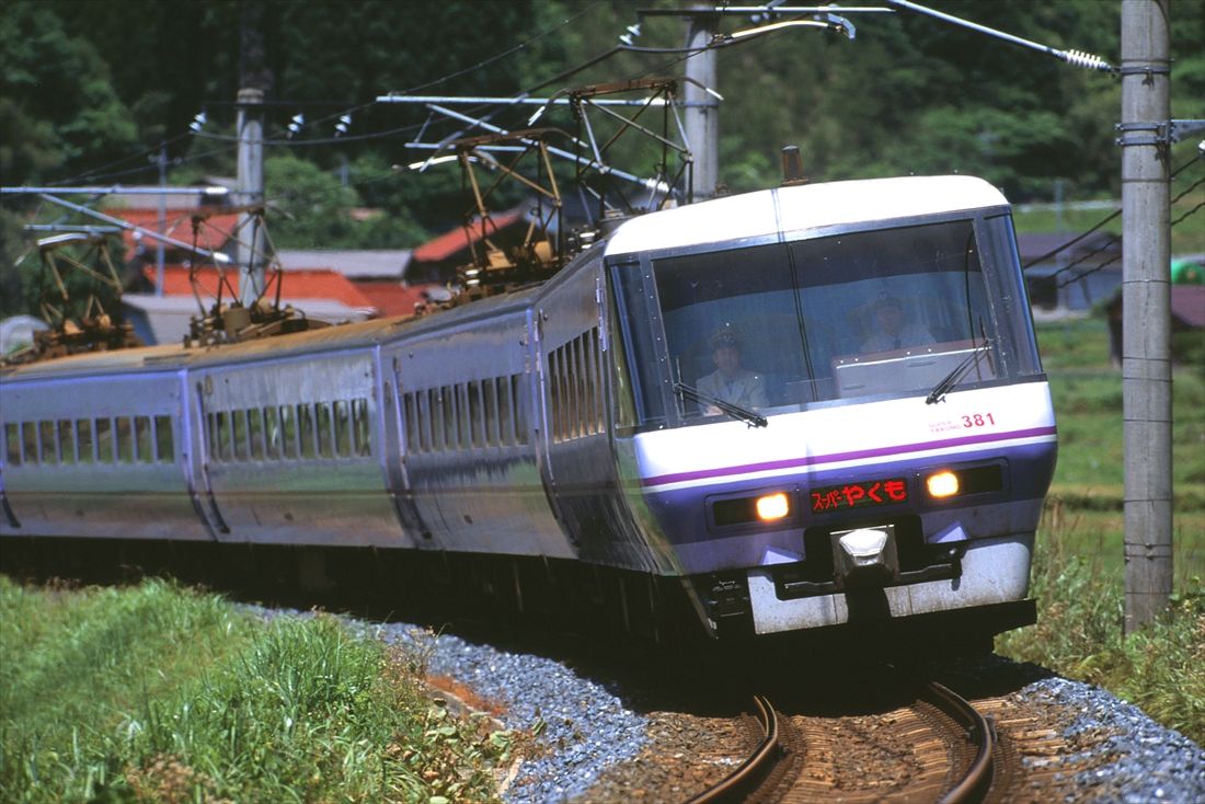 カーブで車体を傾けて走る振り子式381系の「スーパーやくも」（撮影：南正時）