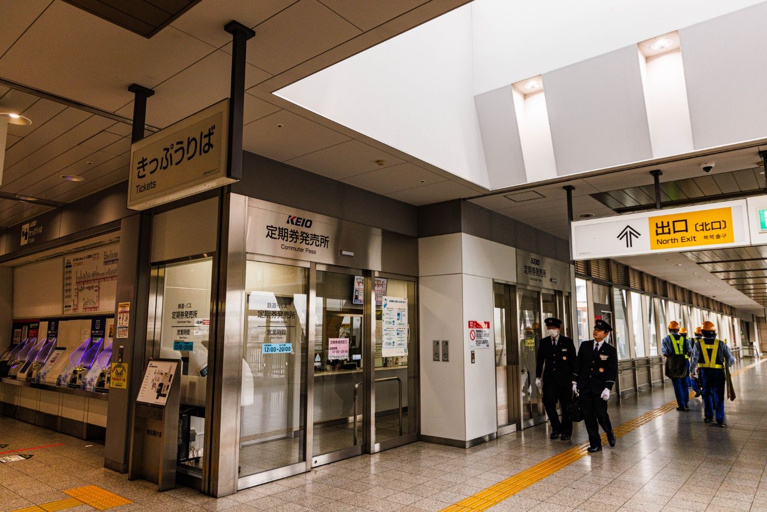 高幡不動駅には定期券売り場が設けられている（撮影：鼠入昌史）