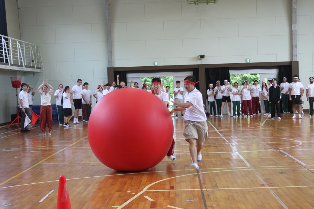 大玉ころがしで競争！（筆者撮影）