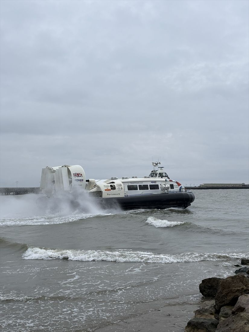 海上へと滑り出すホーバークラフト（筆者撮影）