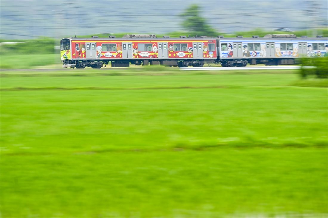 快走する「マンガッタンライナー」＝仙石線・陸前小野―鹿妻間（撮影：武川健太）