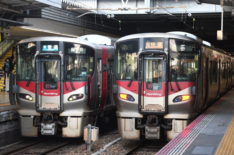 広島駅の在来線ではレッドウィングが主役（記者撮影）