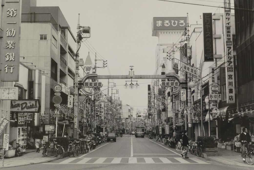 飯能駅(西武)前商店街（写真：1989年02月08日、高橋孫一郎撮影）