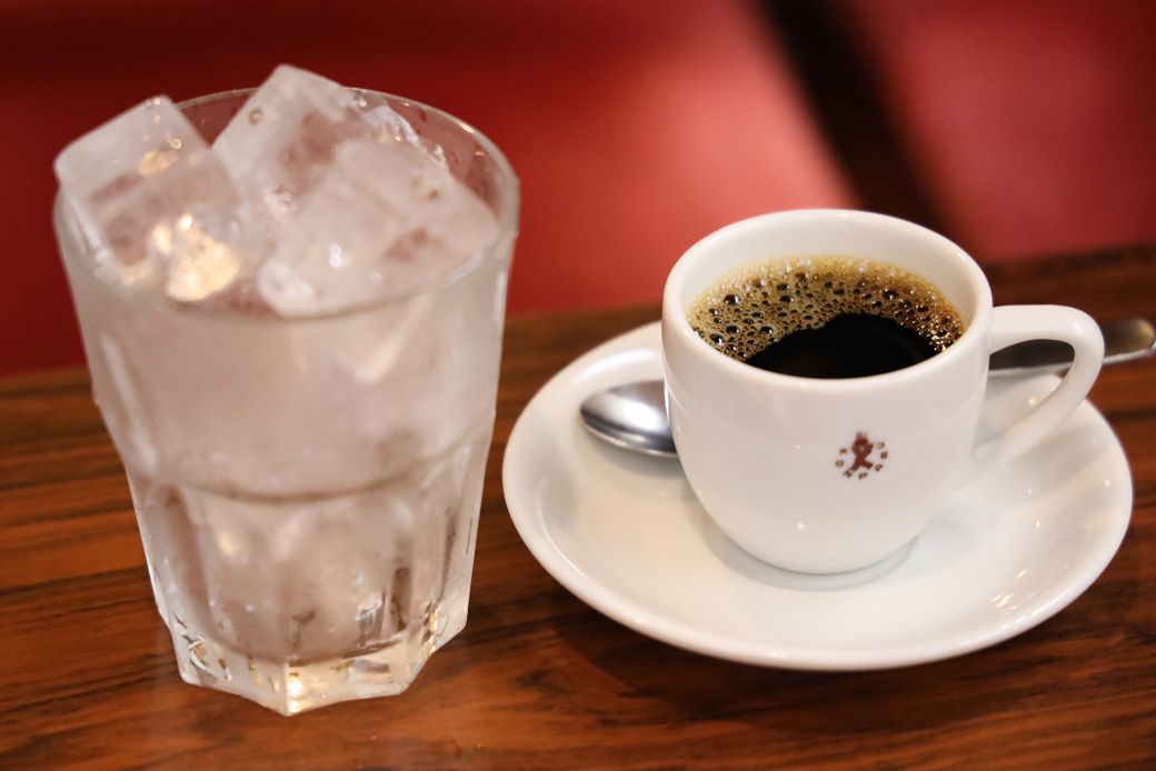 ホットコーヒーを自分で氷たっぷりのグラスに注ぐのがコンパルのアイスコーヒー（筆者撮影）