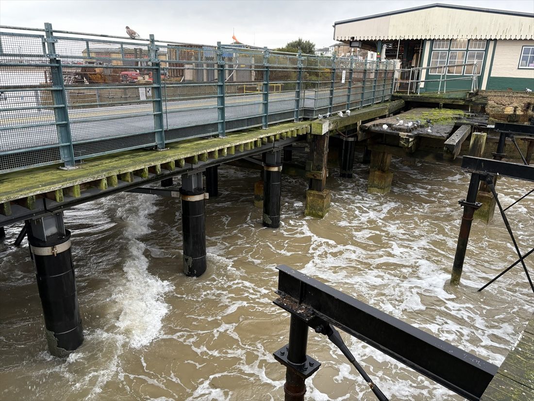 歩行者用桟橋から見た桟橋鉄道のホーム。下は海だ（筆者撮影）