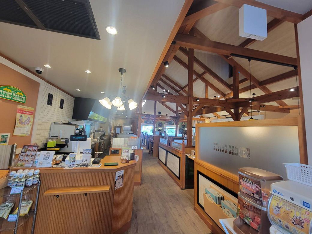 ウエスタン調のウッディな店内（筆者撮影）