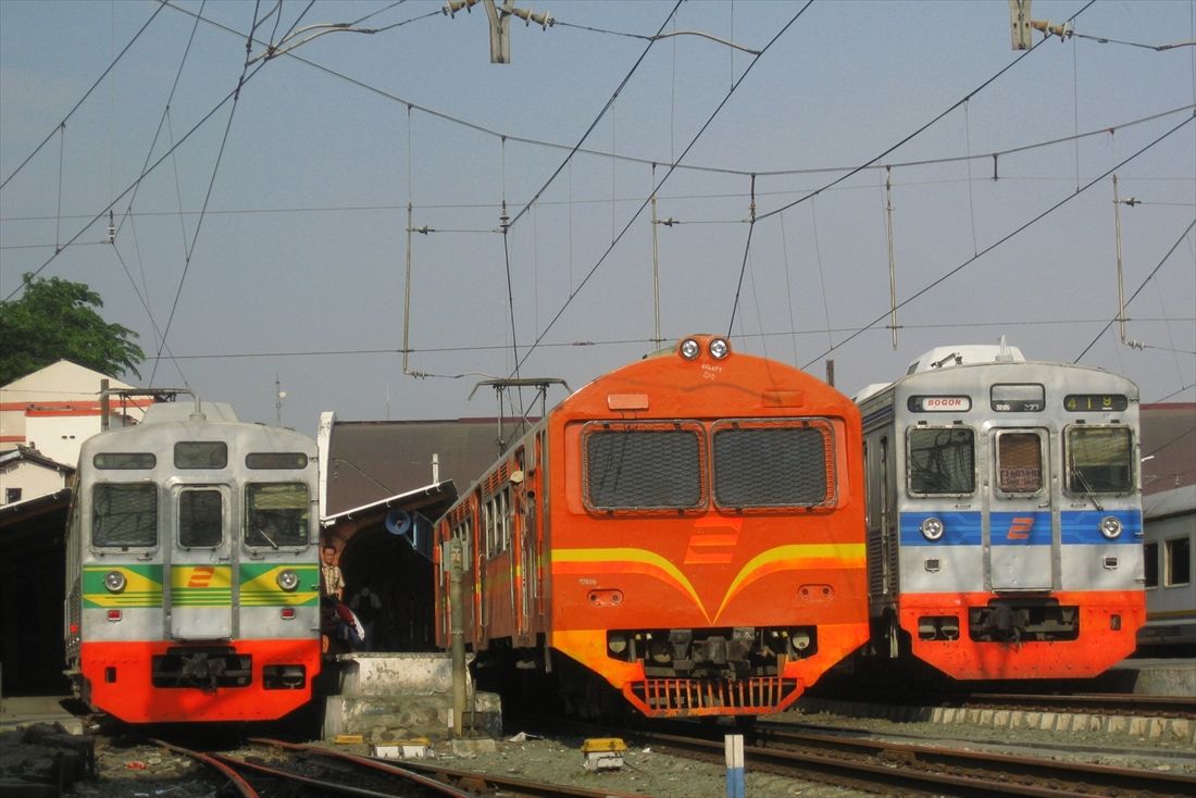 まだ残っていた非冷房車（中央）と並ぶ8608編成（左）と8607編成（右）。この頃は各編成で帯デザインが異なっていた（筆者撮影）