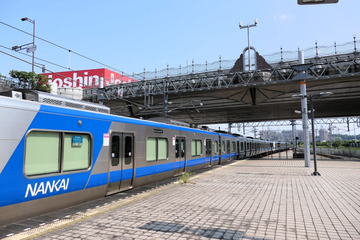 車体側面には「NANKAI」の文字。いぶきの大橋をくぐって次の光明池駅へ（記者撮影）