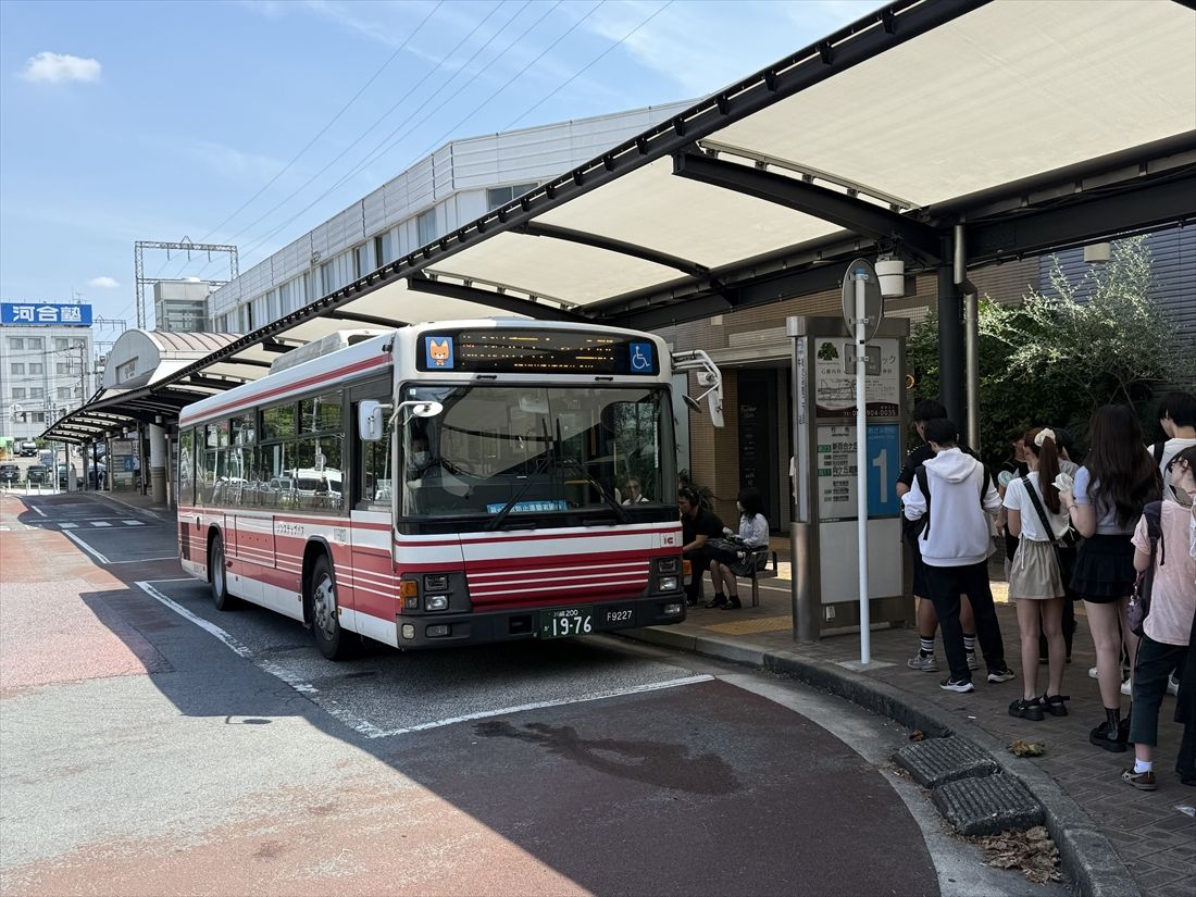 あざみ野駅発、新百合ヶ丘駅行きの小田急バス。生活路線であり、全線を乗り通す需要は少なそうだ（筆者撮影）