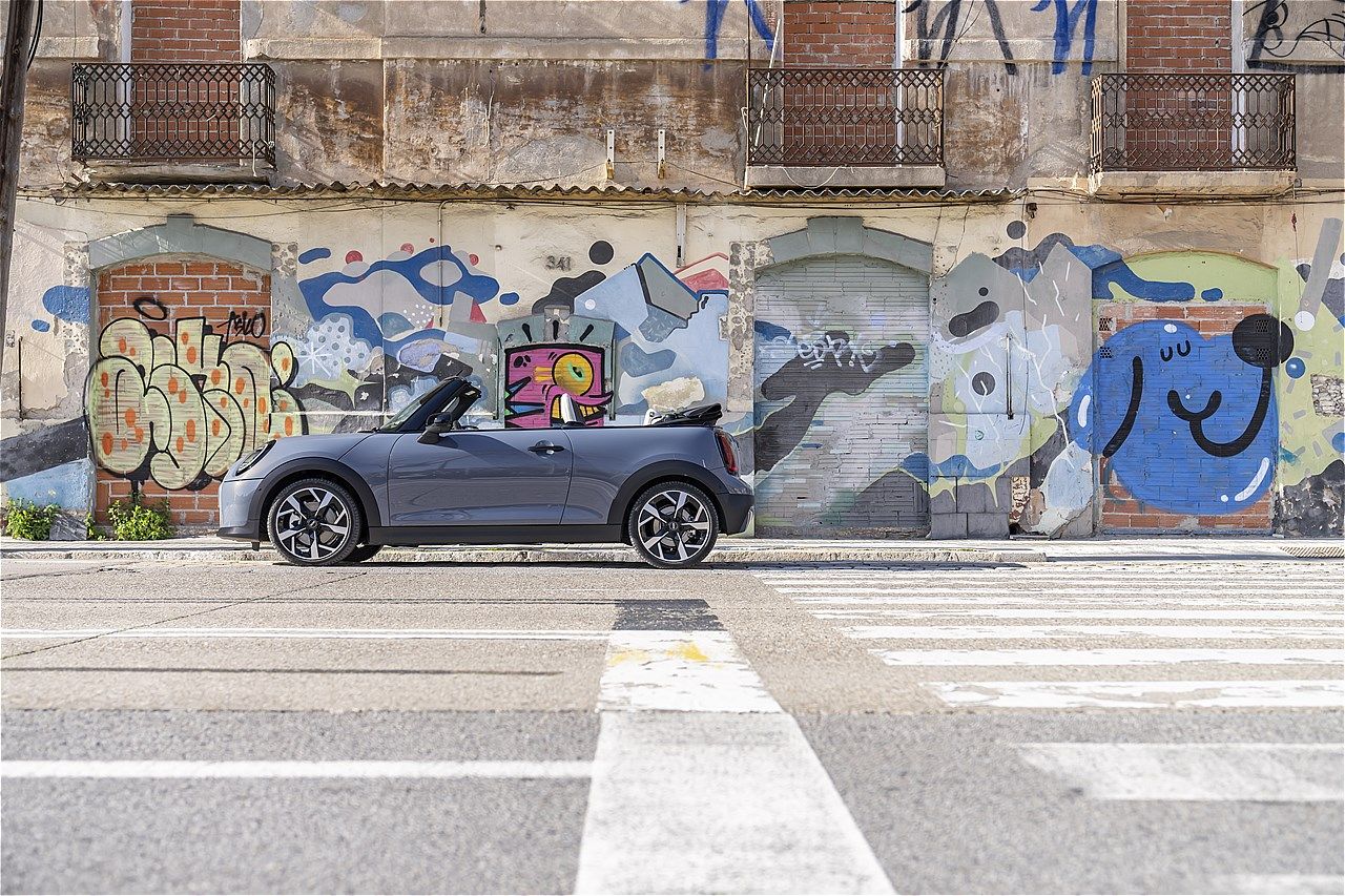 MINI（ミニ）の新型「ミニ・クーパー・コンバーチブルS」（写真：MINI）
