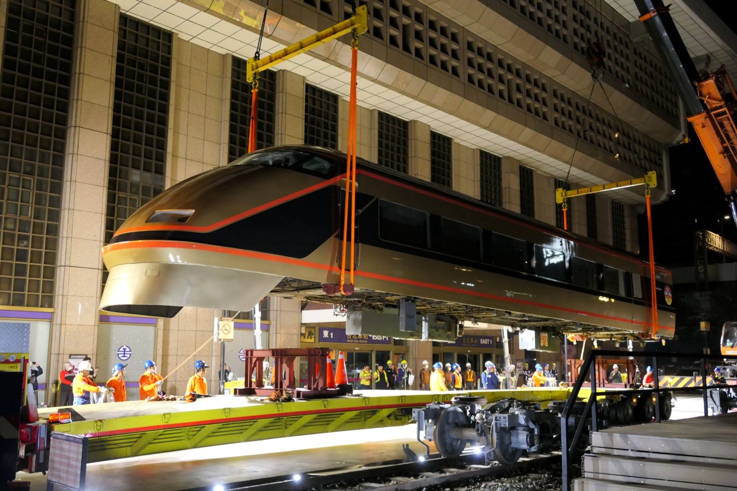 宙吊りになったスペーシアの先頭車（記者撮影）