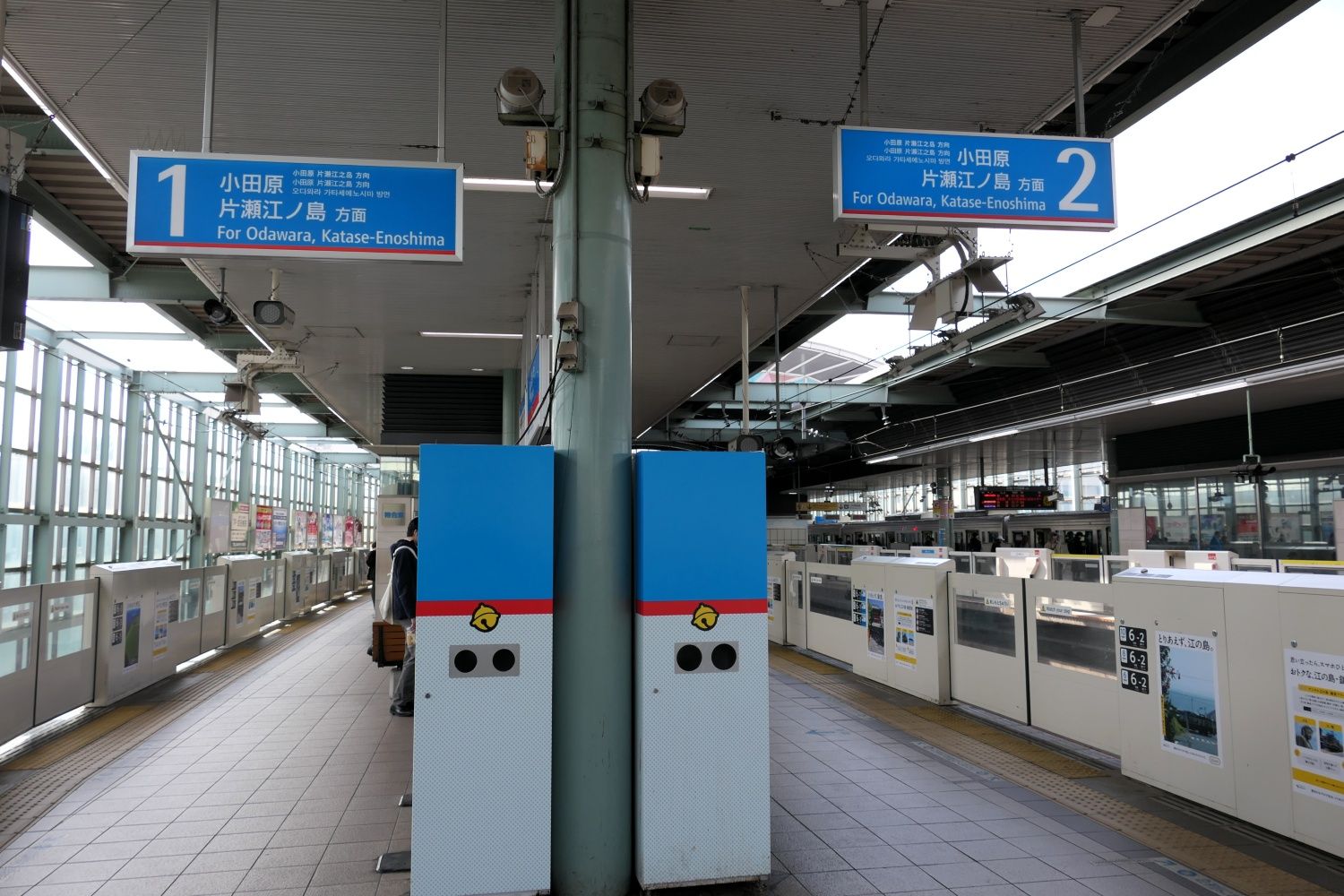 駅構内の随所に「鈴」（記者撮影）