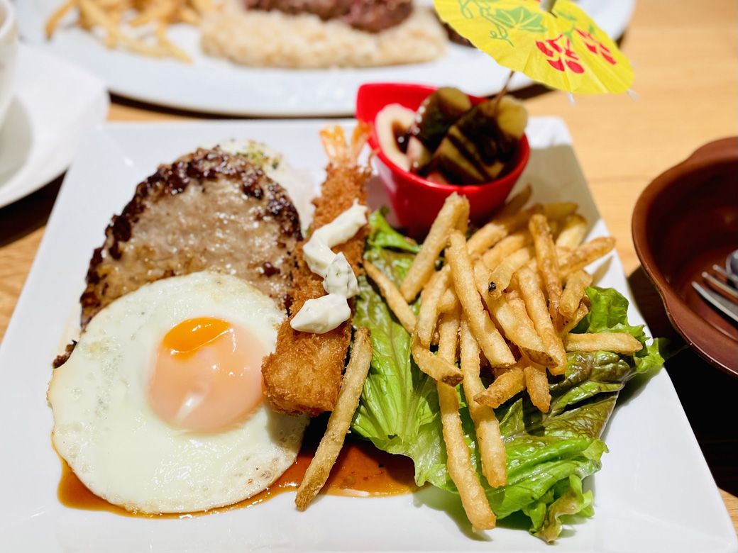 Kidsロコモコプレート（748円）。デザートのチョコがけバナナに刺された傘が可愛い（写真：筆者撮影）