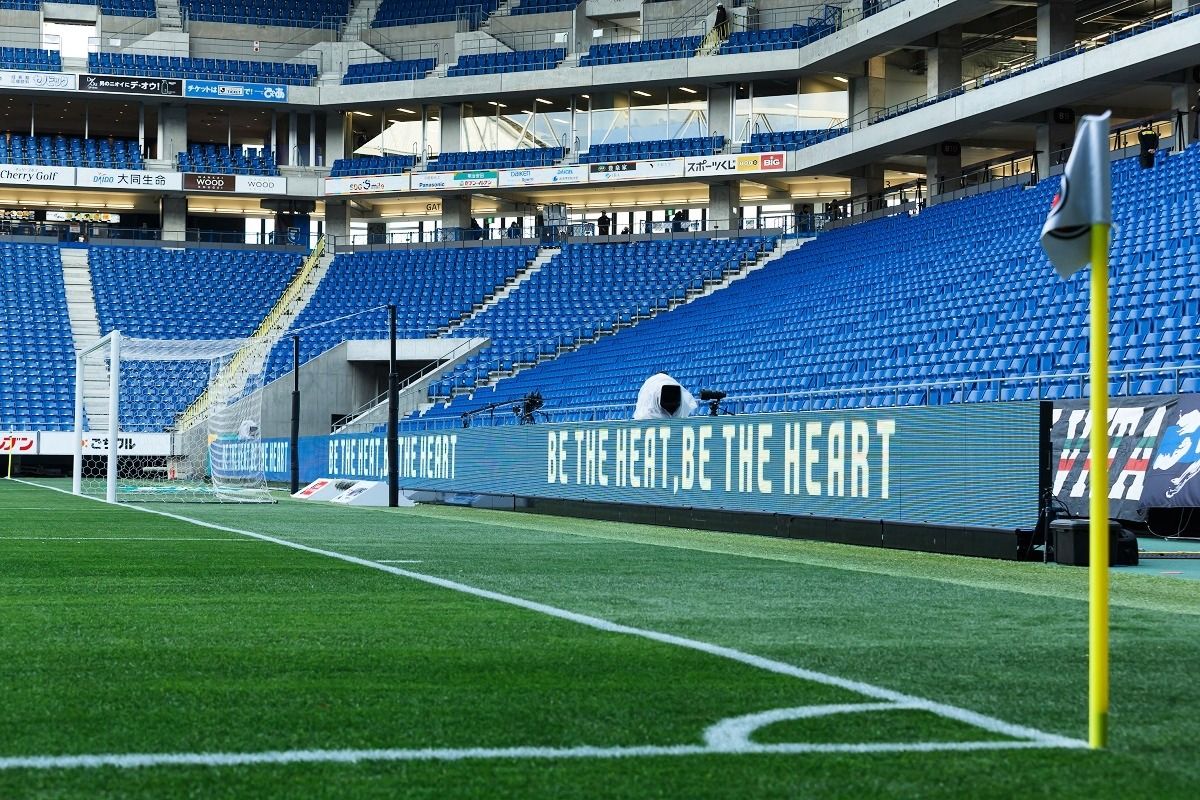 客席からゴールラインまで10メートル。ピッチとの近さが魅力の1つ ©GAMBAOSAKA