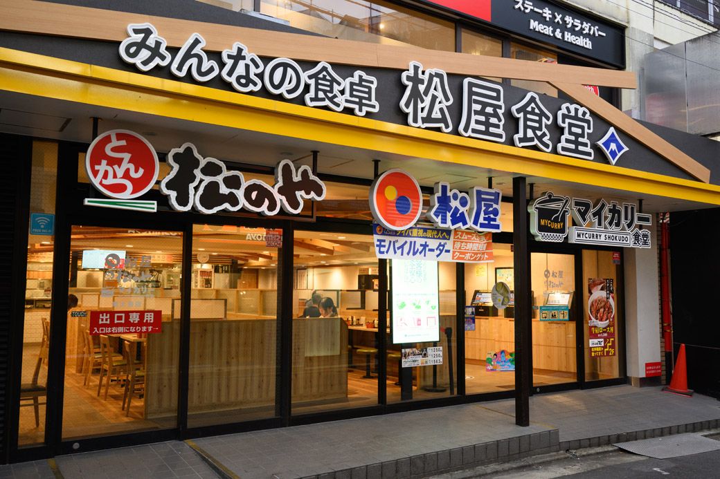 とんかつチェーンで店舗数トップに躍り出た松のや。スピード成長の鍵は併設店にあった。写真は3ブランドが合体した明大前の「松屋食堂」（撮影：今祥雄）