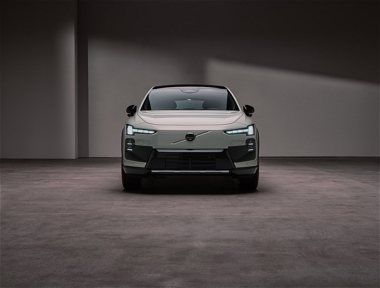 EX60と同時に発表されたボルボ「EX60クロスカントリー」（写真：ボルボ・カー・ジャパン）