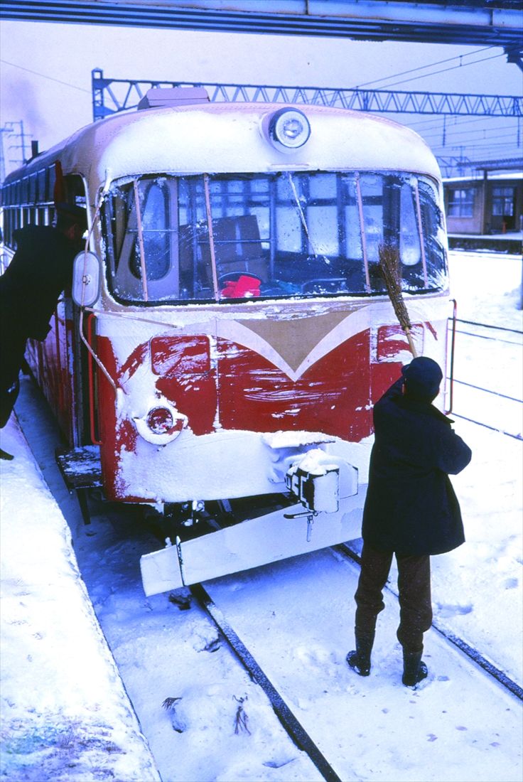 南部縦貫鉄道のレールバス。前面の雪をほうきで払い落とす（撮影：南正時）