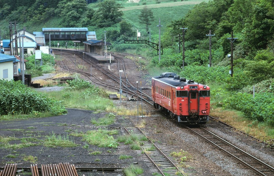 岩内線が廃止されて寂しくなったJR化後の小沢駅（撮影：南正時）