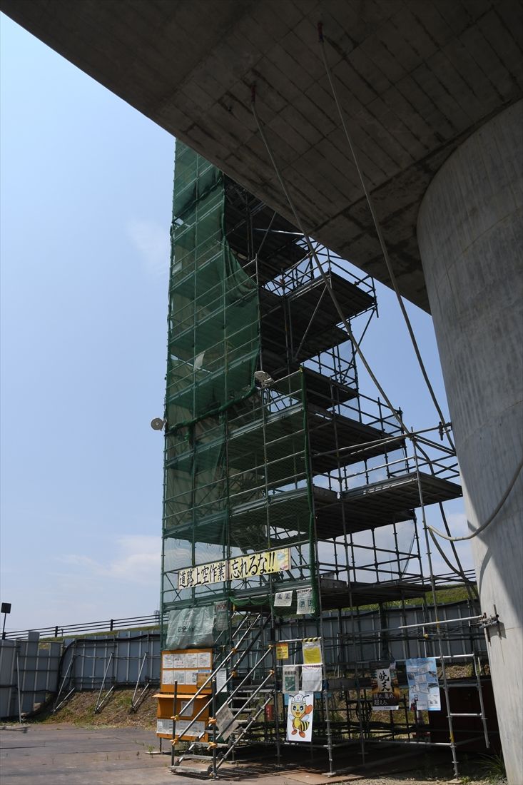リニア中央新幹線常永川橋梁の仮設階段（記者撮影）
