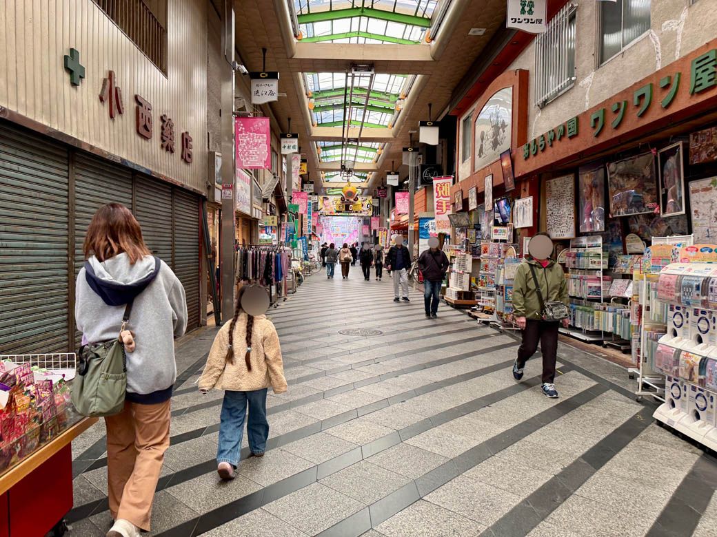 阪神尼崎駅に近い商店街は人通りが多い（筆者撮影）