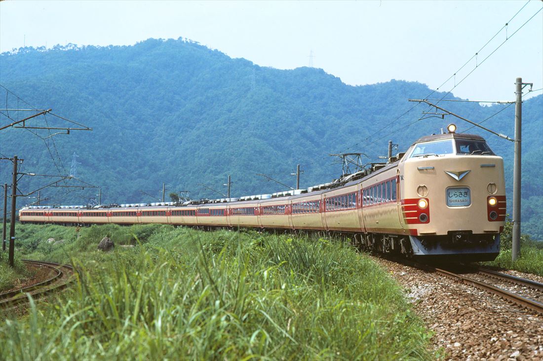 特急「しらさぎ」のフル編成 北陸本線敦賀―新疋田 1975年（撮影：南正時）