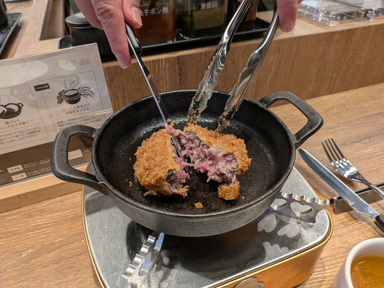 1枚目はスタッフがカット（筆者撮影）