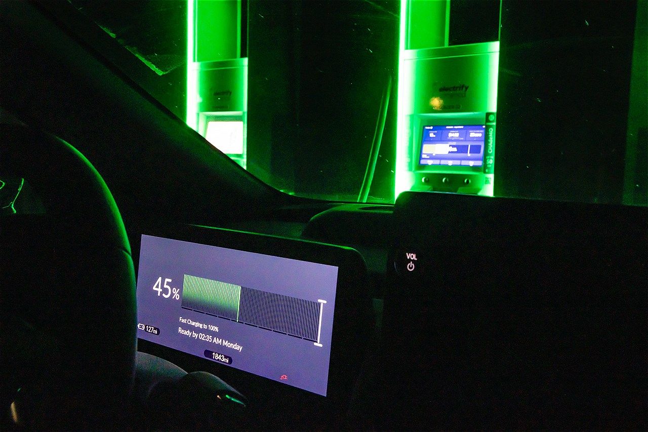 充電中はメーターにバッテリー残量と充電の進行具合を表示（写真：平野 陽）