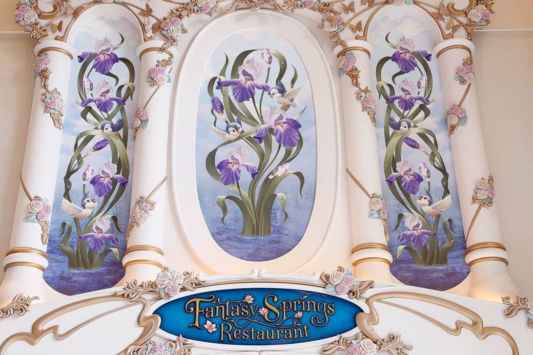 レストラン入り口。青い鳥がお出迎え（写真：筆者撮影）