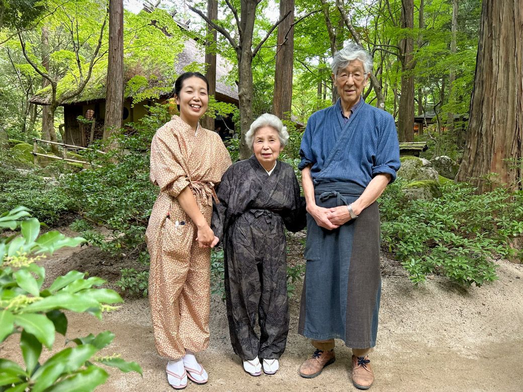 みたき園オーナーの寺谷誠一郎さん（右）、女将・節子さん（中央）、若女将・亜希子さん（筆者撮影）