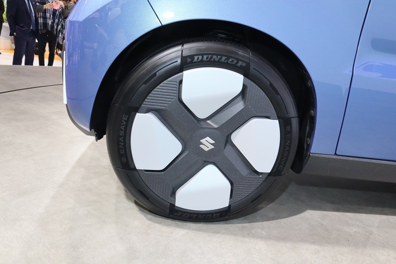 スズキ「ビジョンe-スカイ」（筆者撮影）