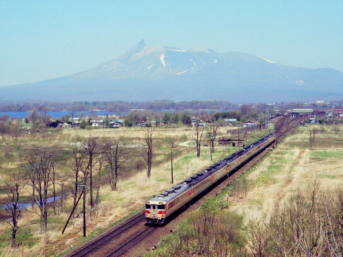 駒ケ岳をバックに大沼付近を走る特急「おおぞら」（撮影：南正時）