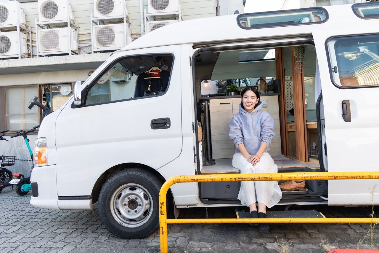 バンライフを送る宮本さんと愛車（東洋経済オンライン編集部撮影）