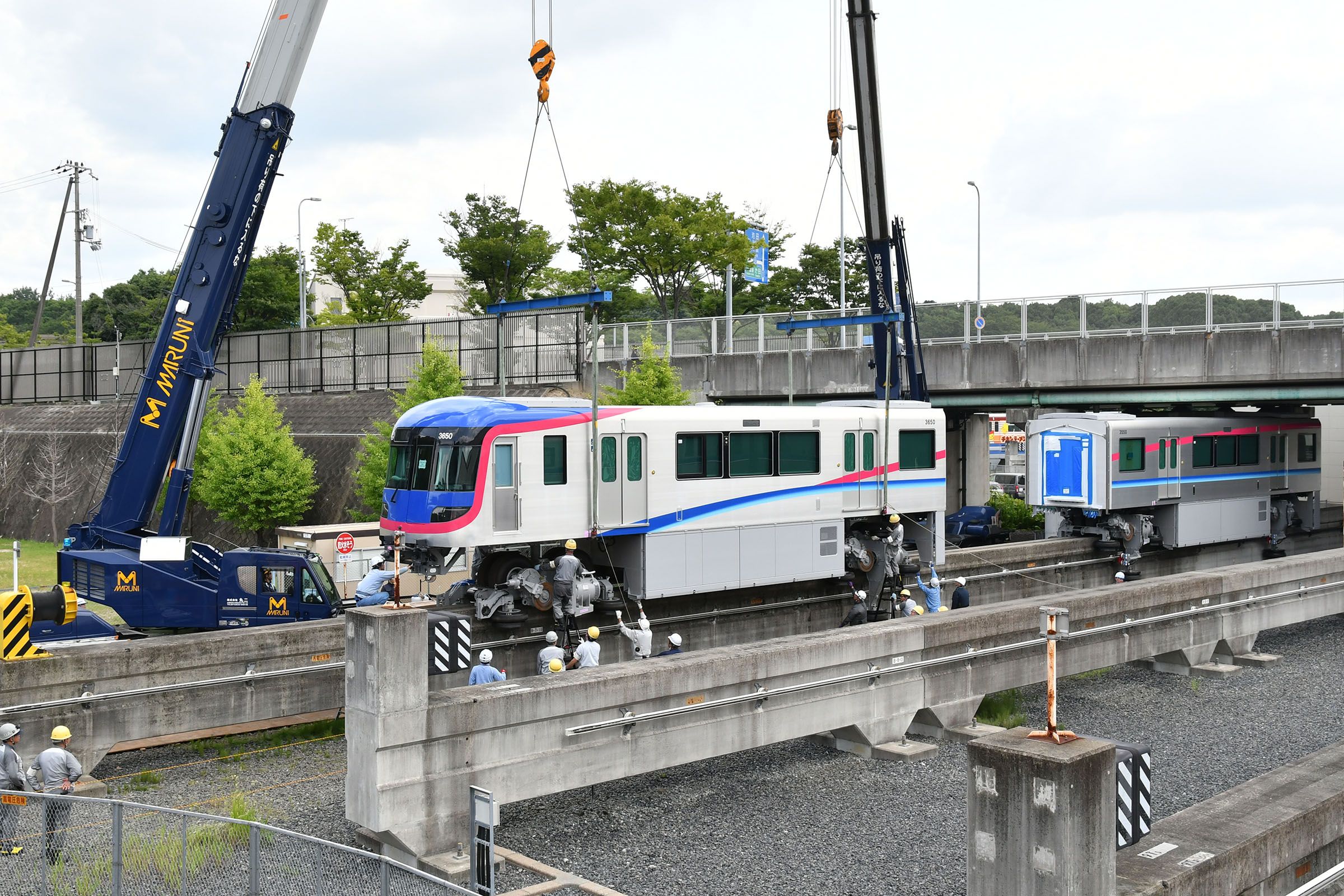 新型車両の搬入はクレーンを使って行われる＝2018年7月（撮影：伊原薫）