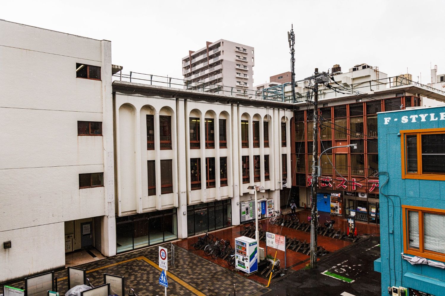 上福岡駅の東口は東武ストアが入る駅ビルに直結（撮影：鼠入昌史）