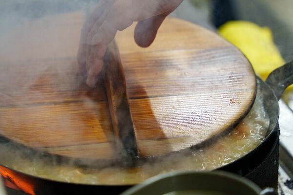 焦げ目がつくまで焼いてからお湯を流し込んで餃子を茹でるのが「中央亭」のスタイル（筆者撮影）