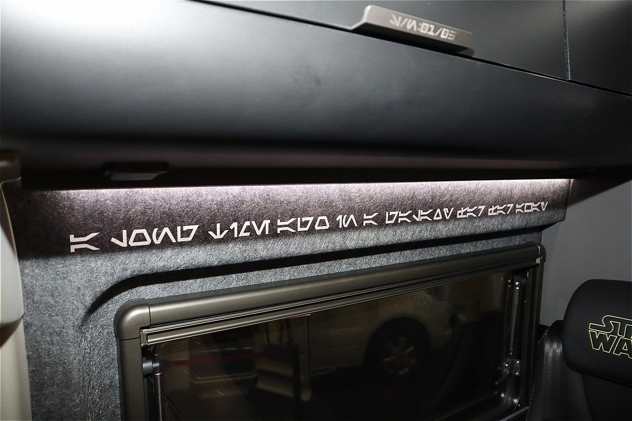 スター・ウォーズの世界観が広がるトイファクトリーのキャンピングカー「ダビンチ6.0＜スター・ウォーズ＞エディション」（筆者撮影）