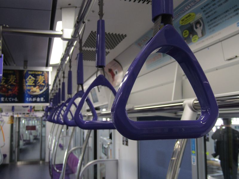 18000系の吊り革（筆者撮影）