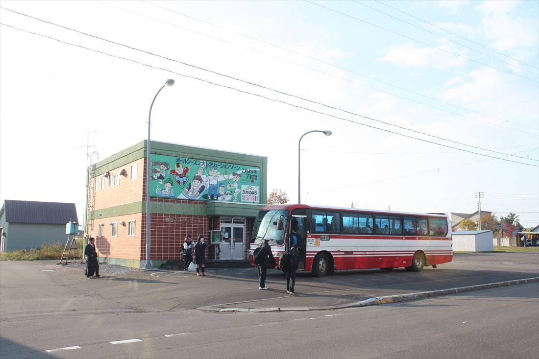 歌登駅の旧予定地近くにあるバスターミナル。歌登は未成区間の中間では規模の大きい市街地で写真の枝幸行き路線バスの利用者も多いが、この路線バスは現在廃止されてコミュニティバスに移行した（筆者撮影）