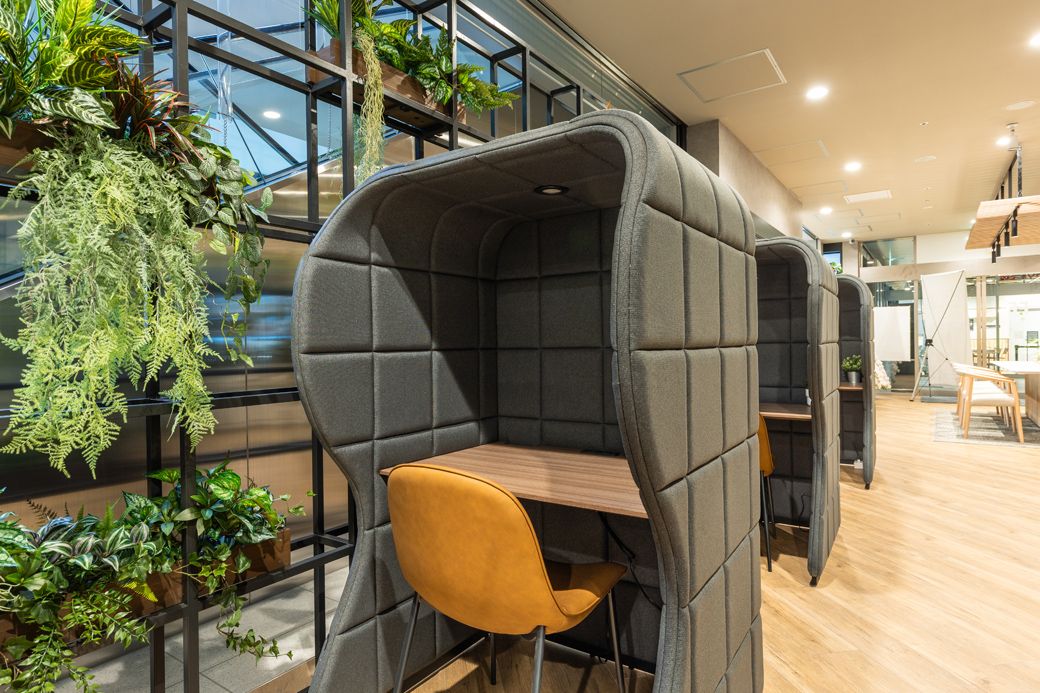 渋谷店には予約制の個別ブースも用意され、オンライン会議に便利（写真：フィットイージー提供）