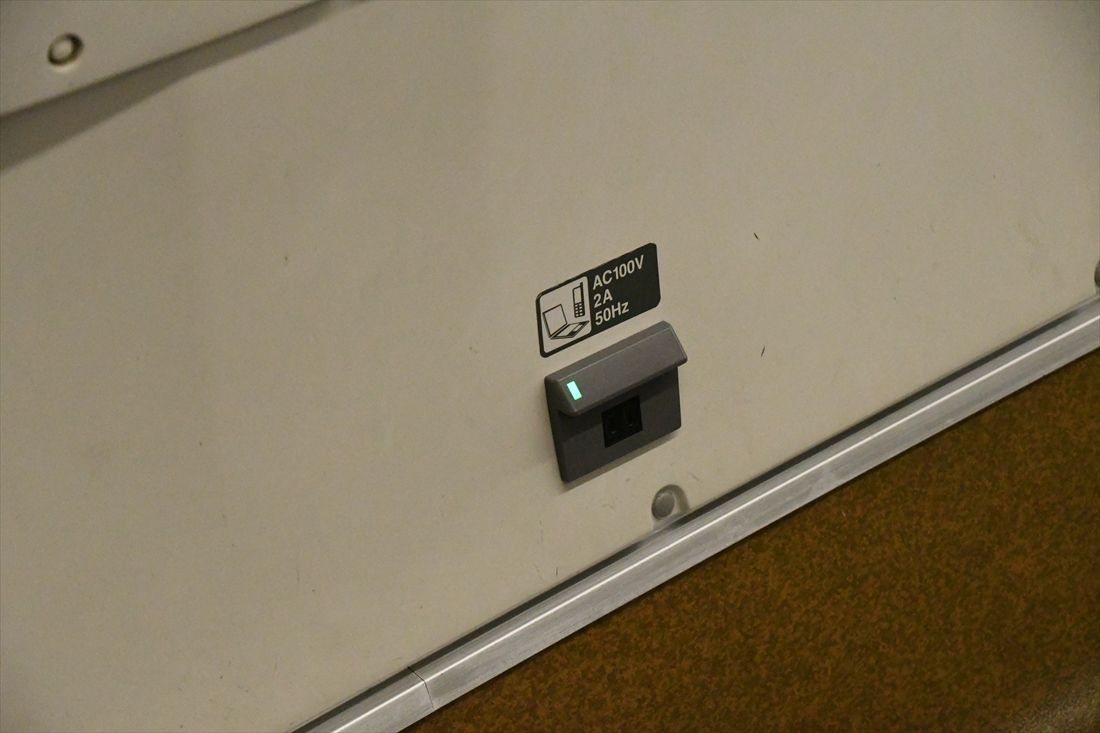 コンセントもそのまま残るが、これは温度管理が必要な荷物の冷却装置などへの利用も考えられる（記者撮影）