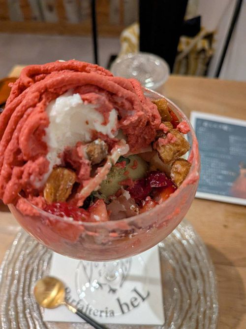 表面の苺クリームやマスカルポーネクリームを食べ進めると、奥にはピスタチオジェラートやライチのジュレが顔を出し、表情を変えていく（写真：筆者撮影）